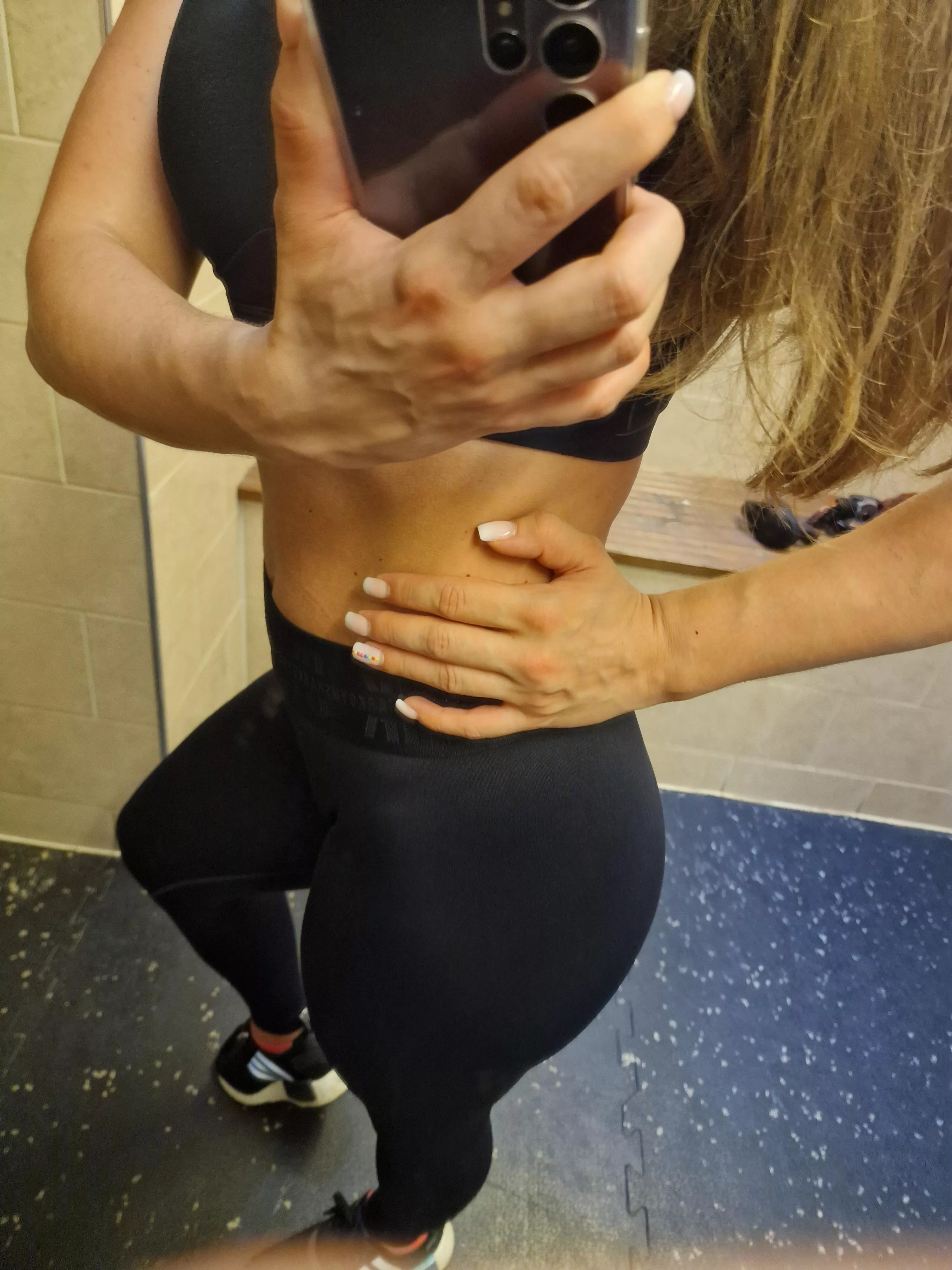 Veiny hands situation with pumped glutes, dare to come closer?👅