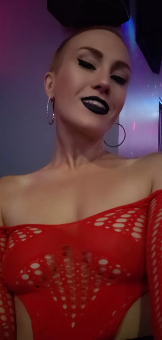 Black lipstick really makes my lips pop 👄