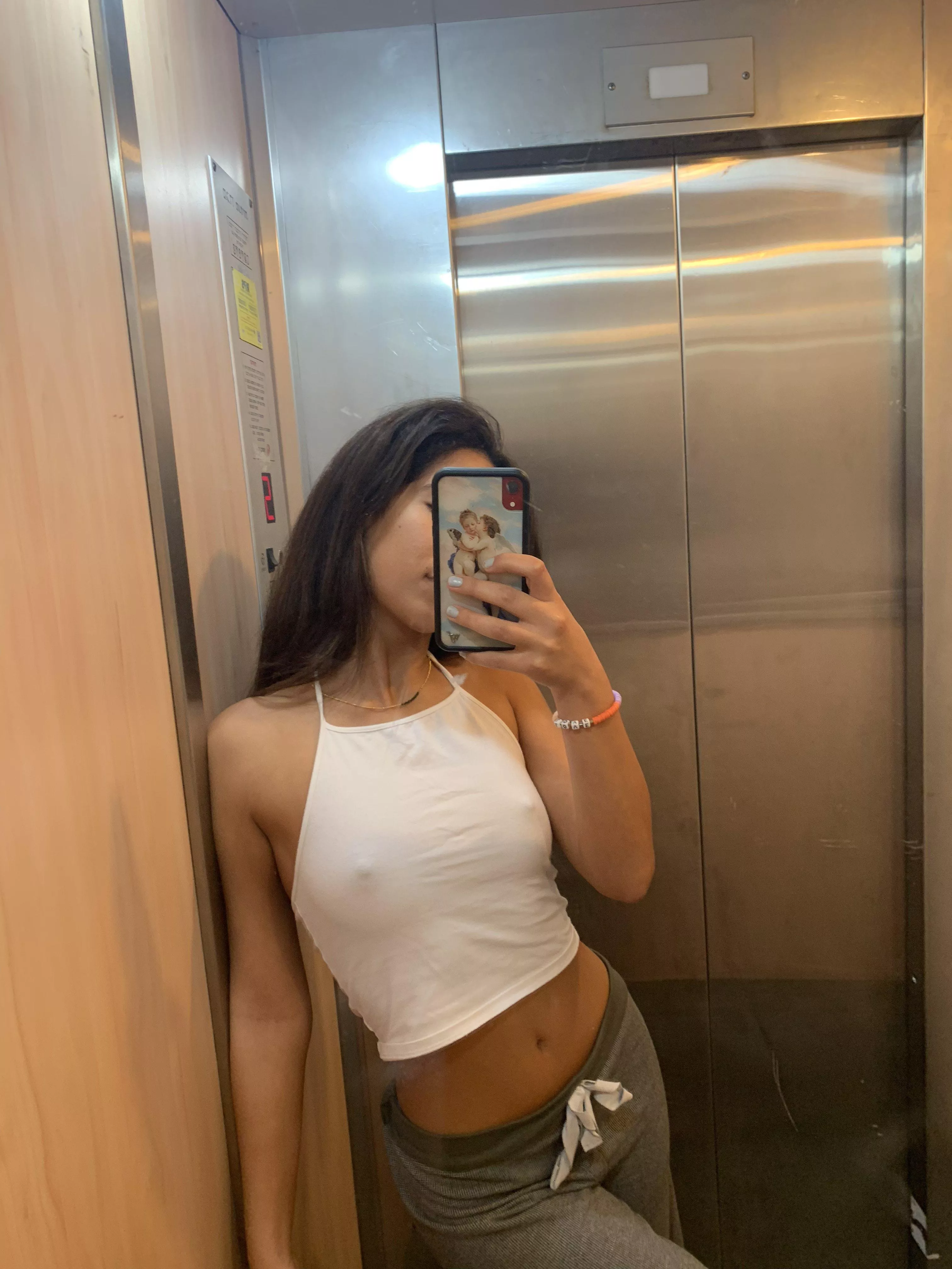 Do you think I look more hot when you see me half naked😋😈