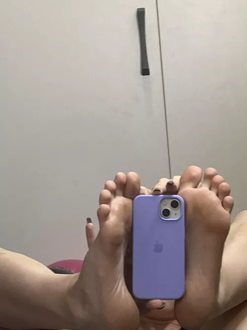 Gently run your fingers down my feet 😋💖