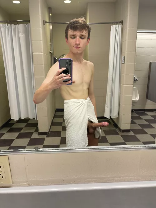 Hung in the locker room 🍆