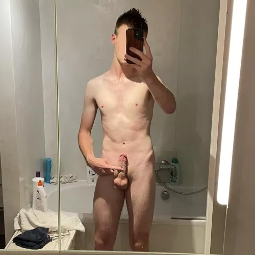 My first ever public pic😏, should I post more?