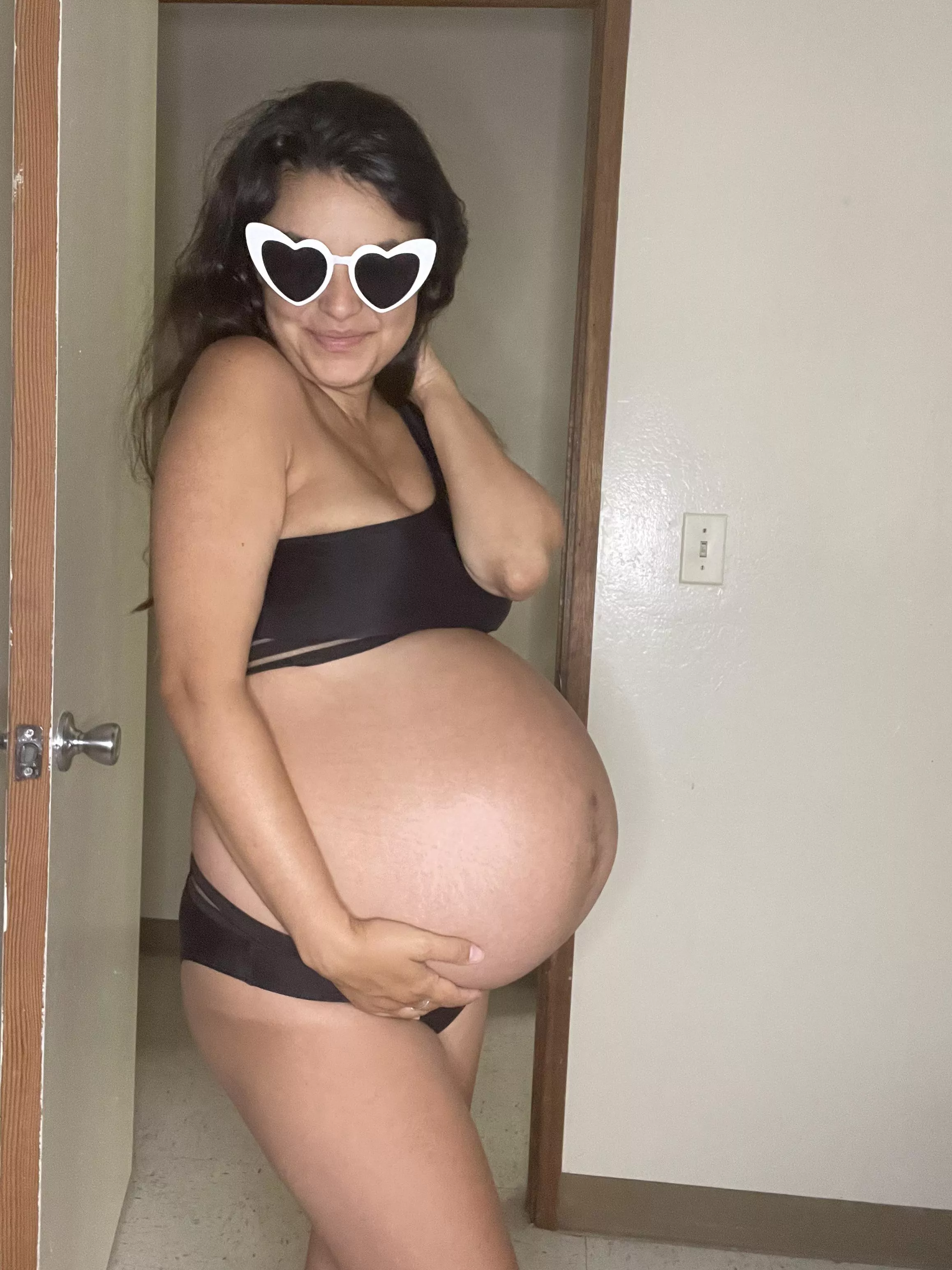 Probs my last beach day before baby!! Coming any day now 🥰