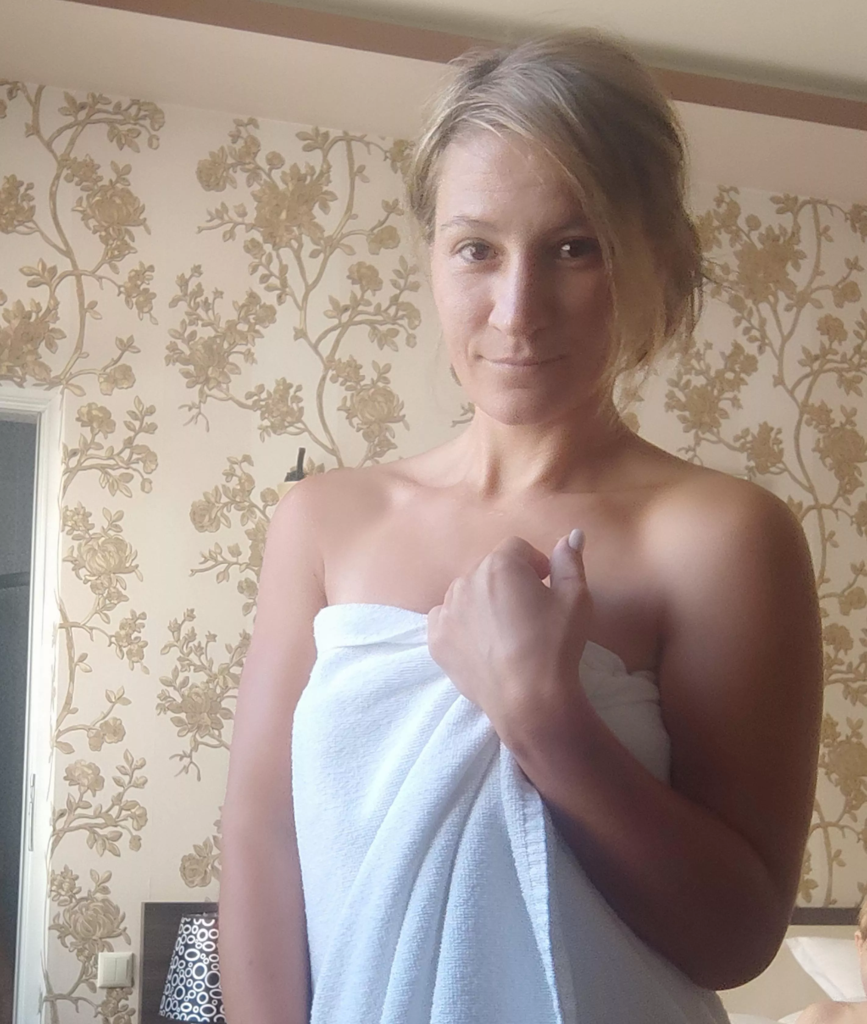 Say Hi👋🏼, if you want our date 💗