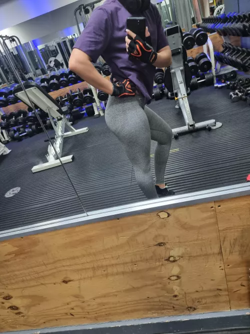 Uhm a bit slower today, but still got my 🍑 at the gym