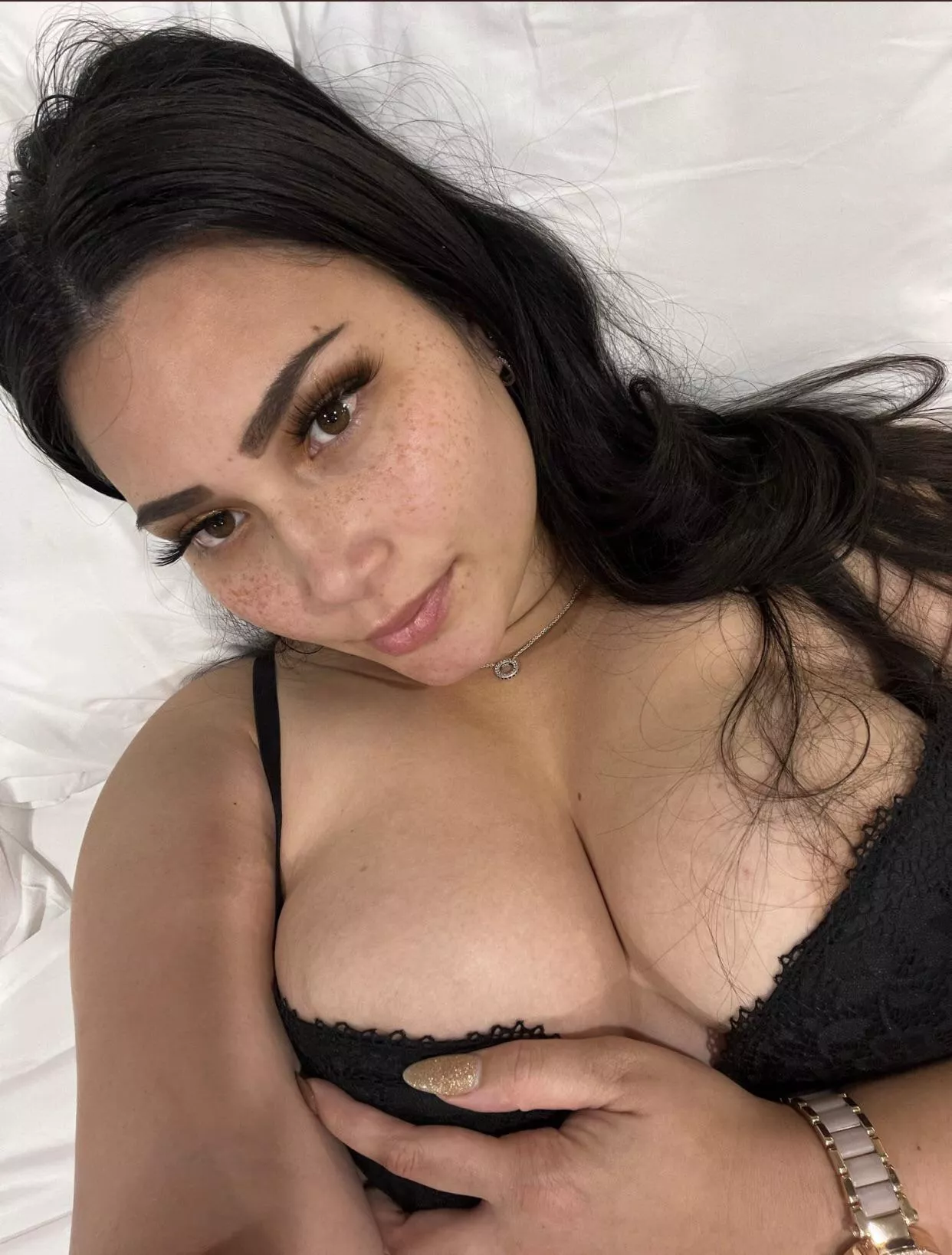 who wanna see my threesome video😜