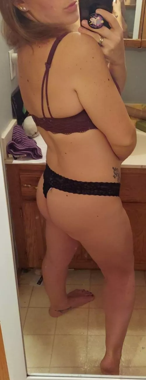 Woke up really horny, who wants to help or am I going to have to do it myself? 😘😘