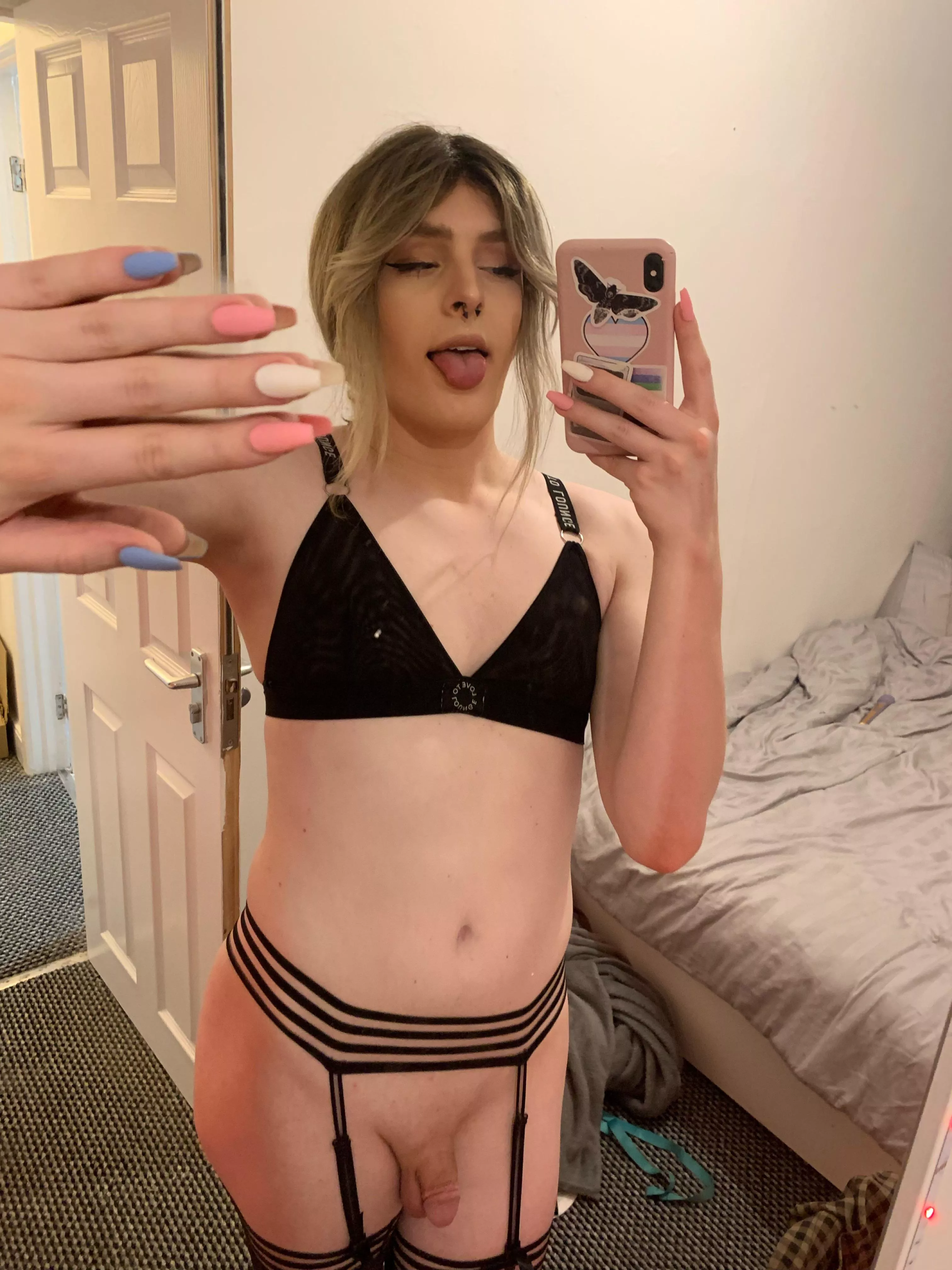 Hit that arrow if you‘d get on your knees for me. 😅🤷‍♀️