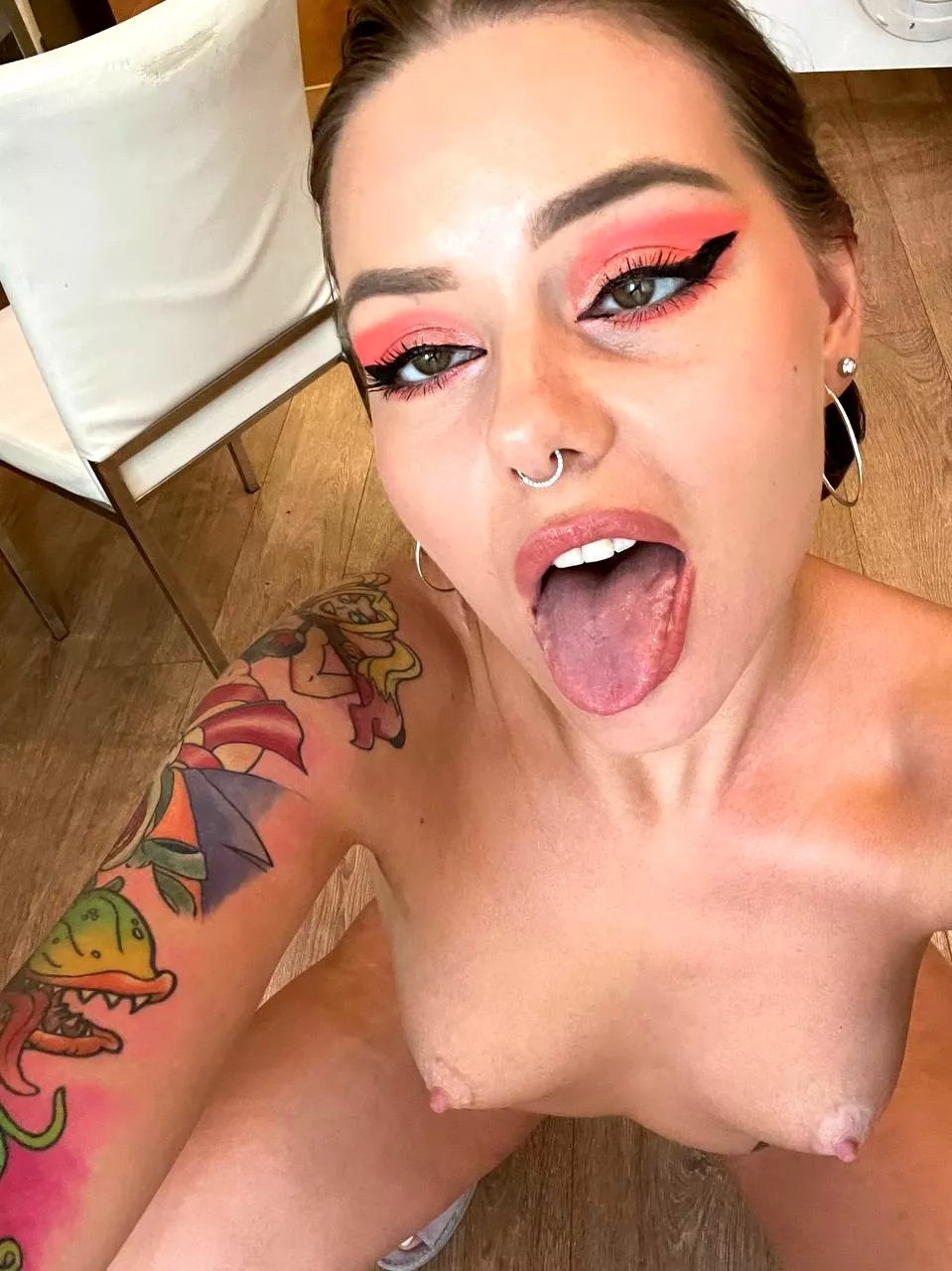 I love it when I can’t hold my piss any longer when I’m fucking myself and it just squirts everywhere