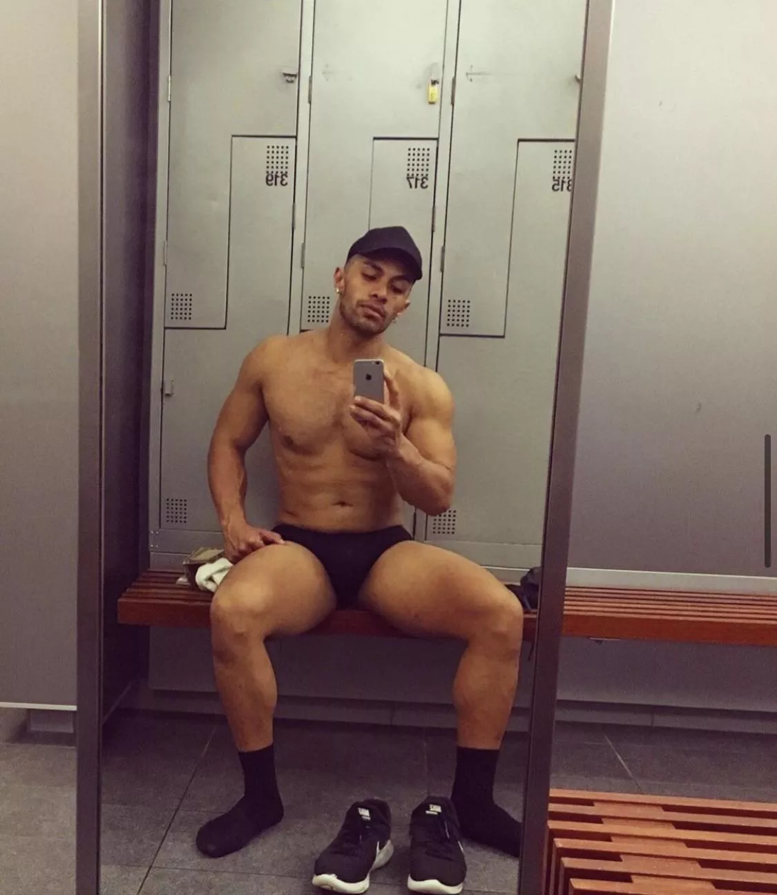 I wish I could see some juicy stuff of Kween Kong/Thomas Fonua from Down Under 2. So HOT 🤤