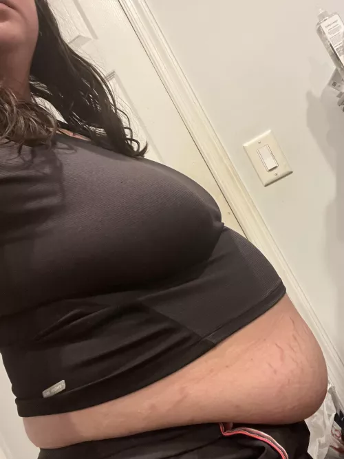 I’m starting to get some serious belly hang.. I think this workout outfit is outgrown (tease me)