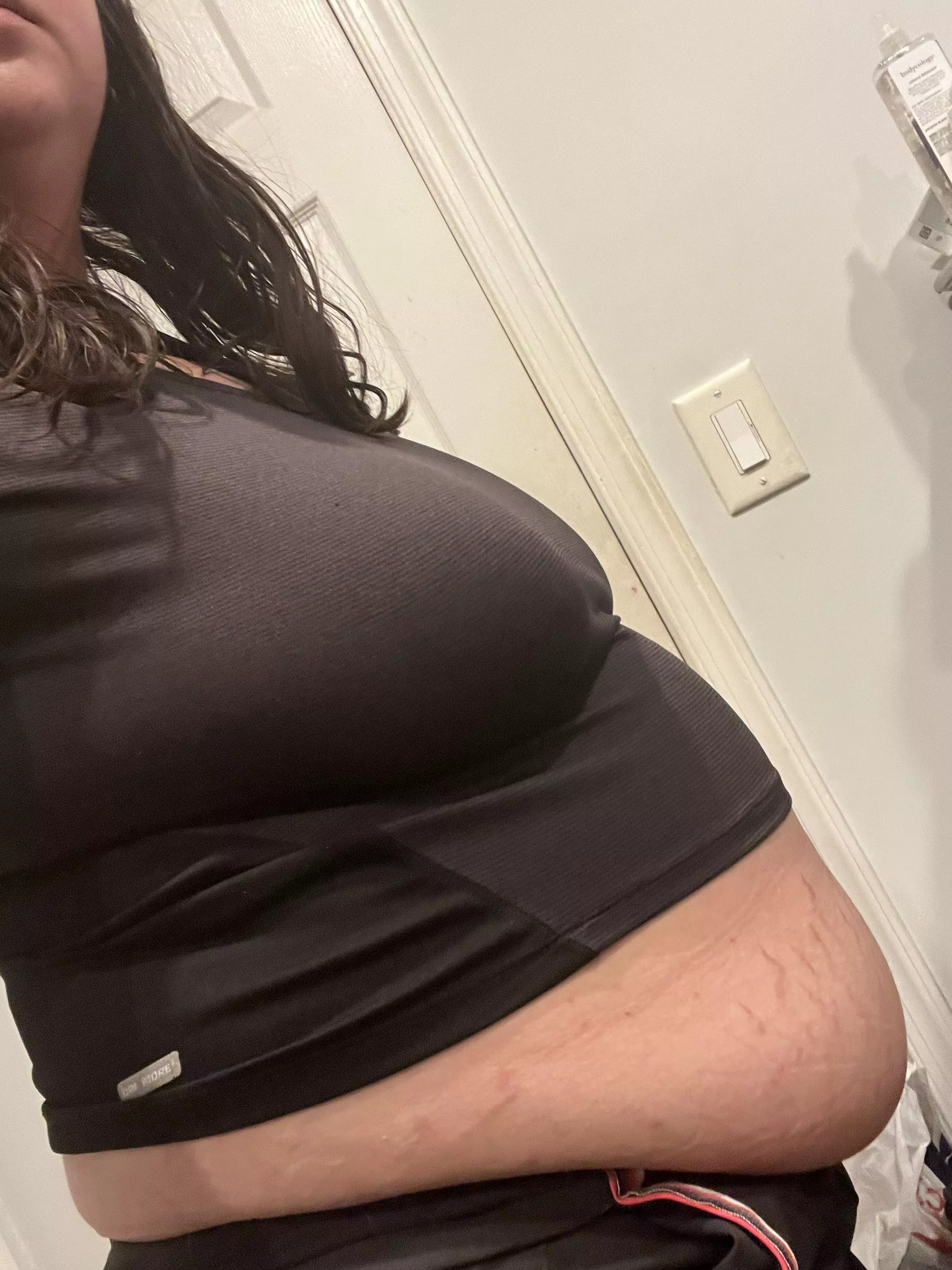 I’m starting to get some serious belly hang.. I think this workout outfit is outgrown (tease me)