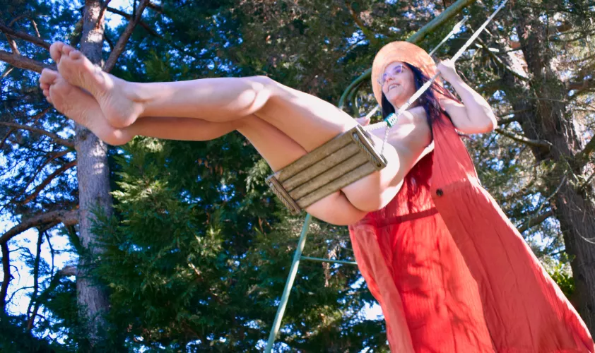 Swinging naked~