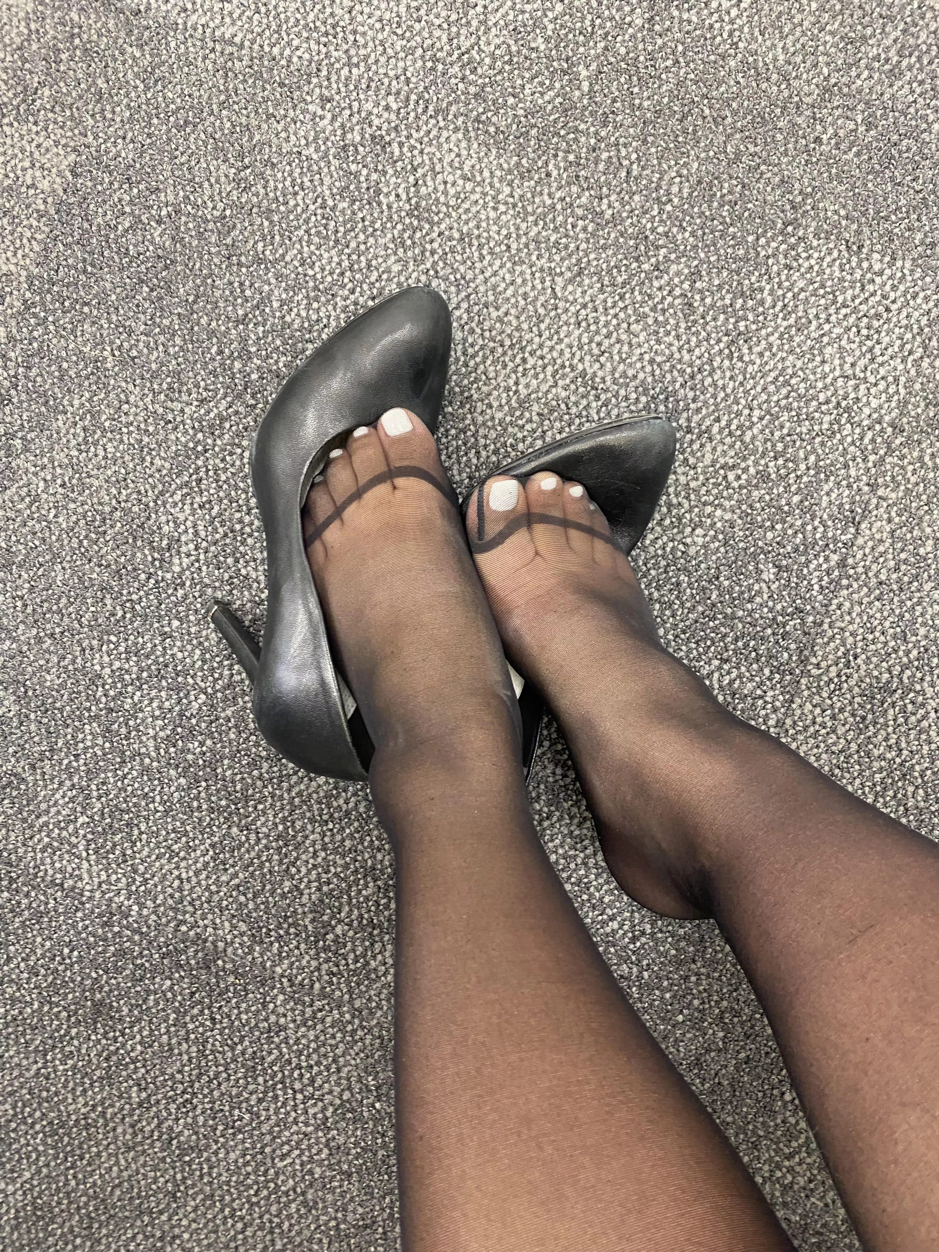 Boring at the office in heels and stockings 💦