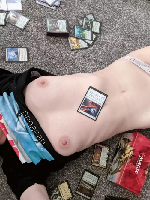 [F] Wanna come deckbuild and chill with a nerdy gamer? 😚