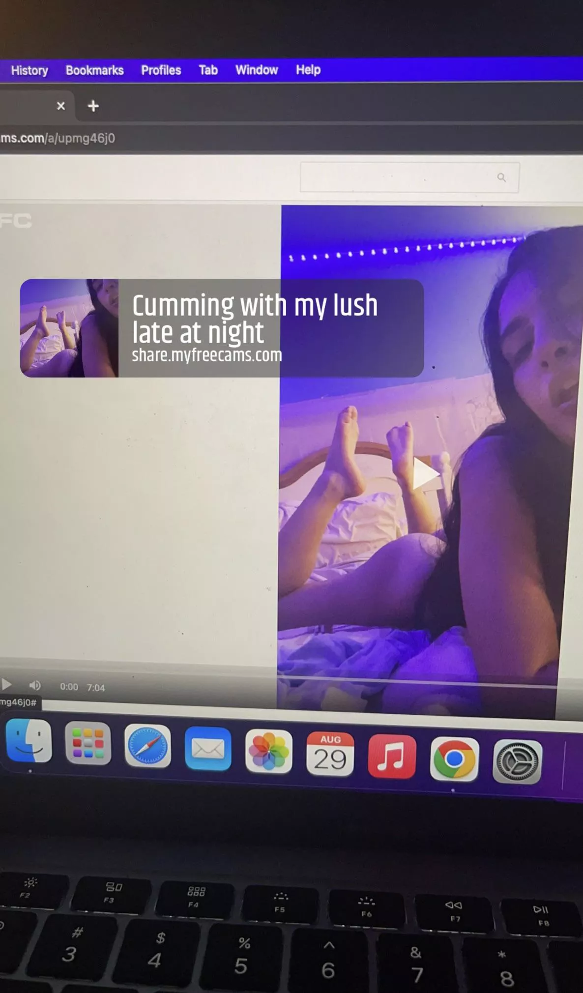 New content on my share 💜 Live now on cam come say hi😈