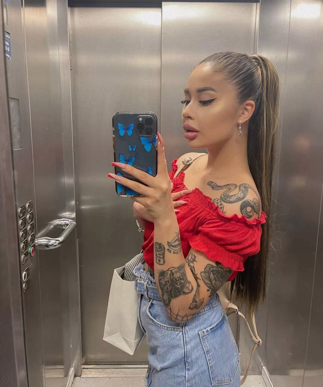 Tahe off your panties, I wanna see what you got for your little girl💦