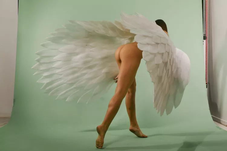 Wings, ass n feet - what could be better? 🖤