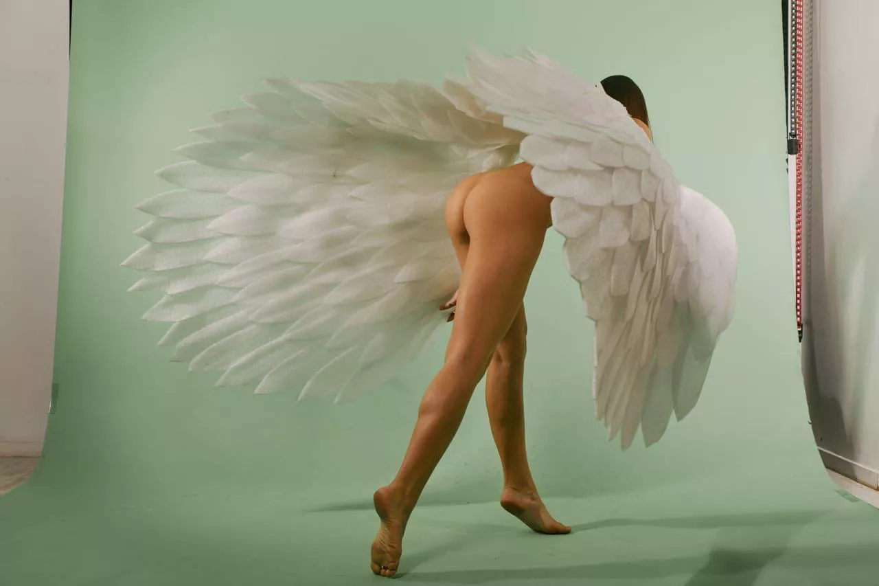 Wings, ass n feet - what could be better? 🖤