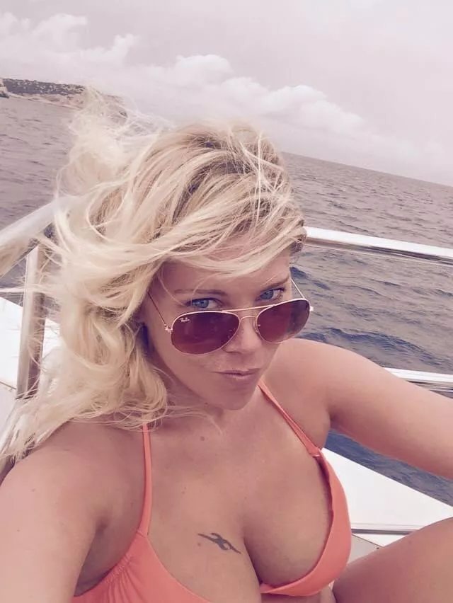 You know your husband would rather sleep with me than with you 😘