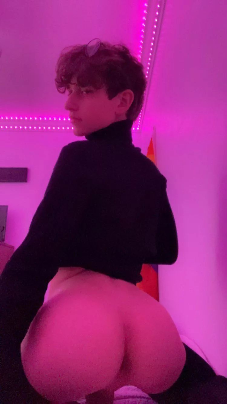 [19] wanting a daddy to hmu!! dm me for my selling menu :) u wont regret it🤭