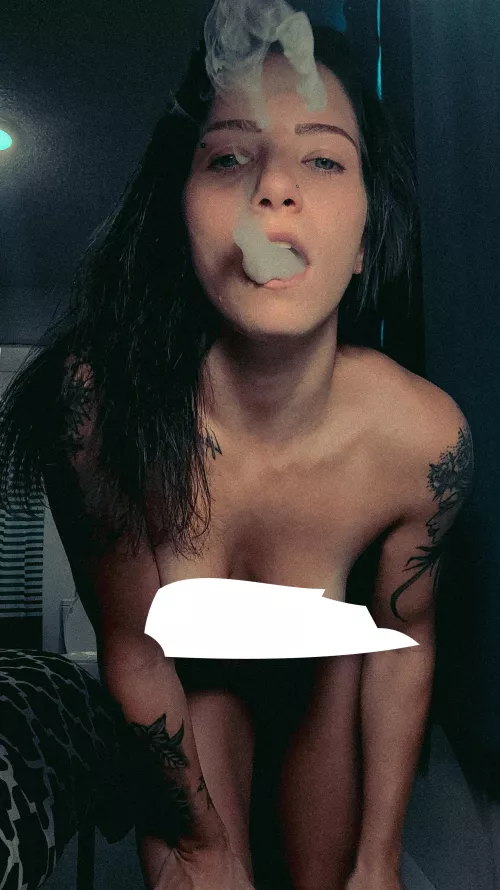 check out my fansly to see me get high naked😍 or send me a dm😉