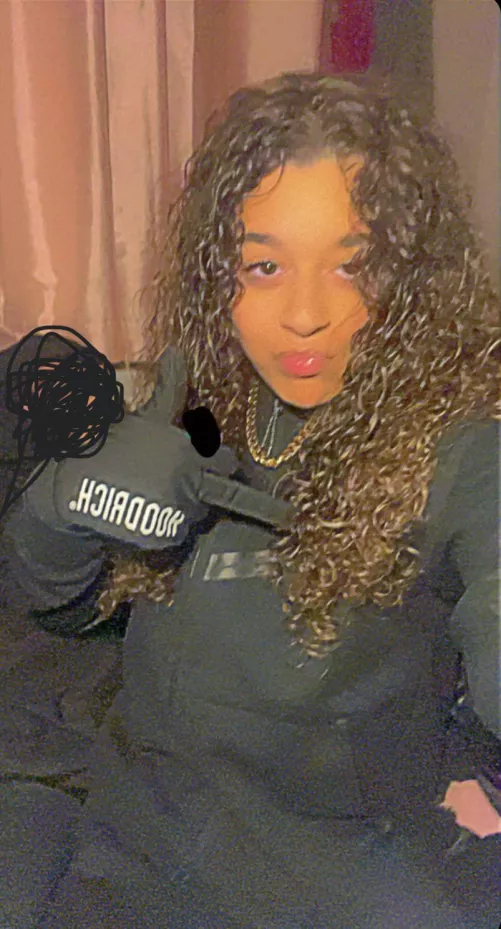 Dm if you can jerk to her live on cam on a second screen