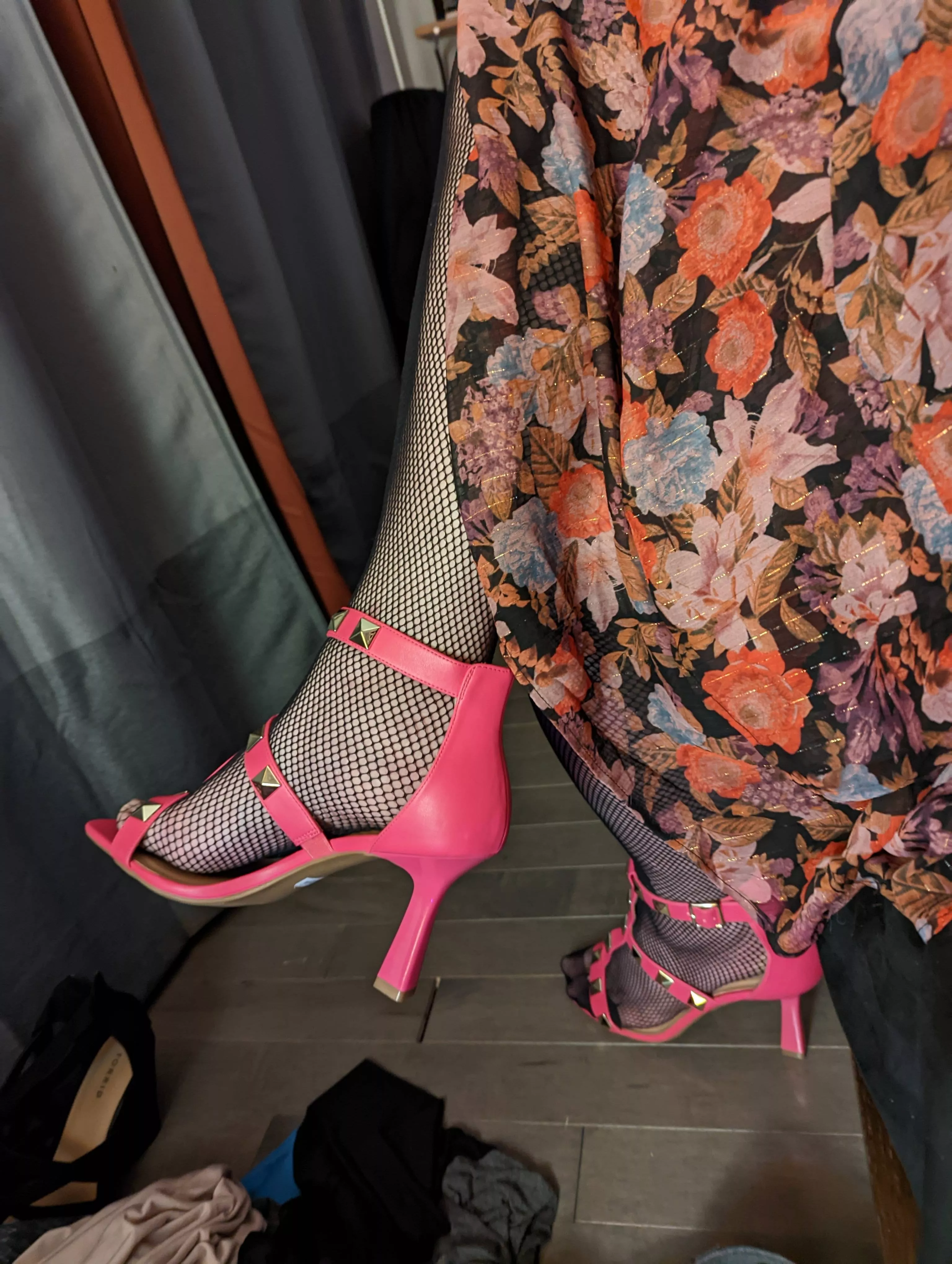 First time I've ever worn stilettos. Not what I expected, but I love the feeling and how it makes my legs look 😘