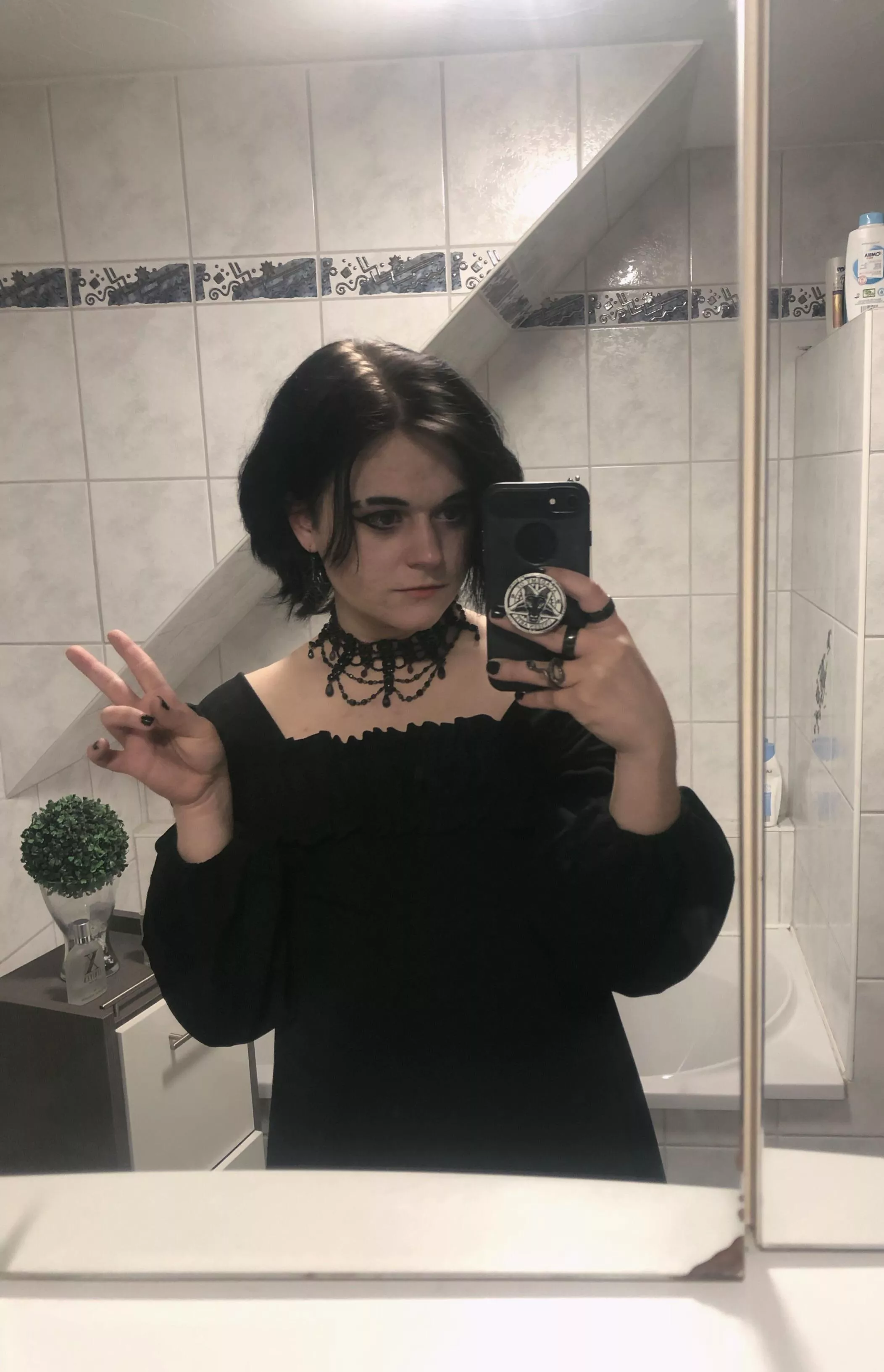 First time that I’m posting my face on this sub, I really like the make-up my partner did on me 🖤 :)