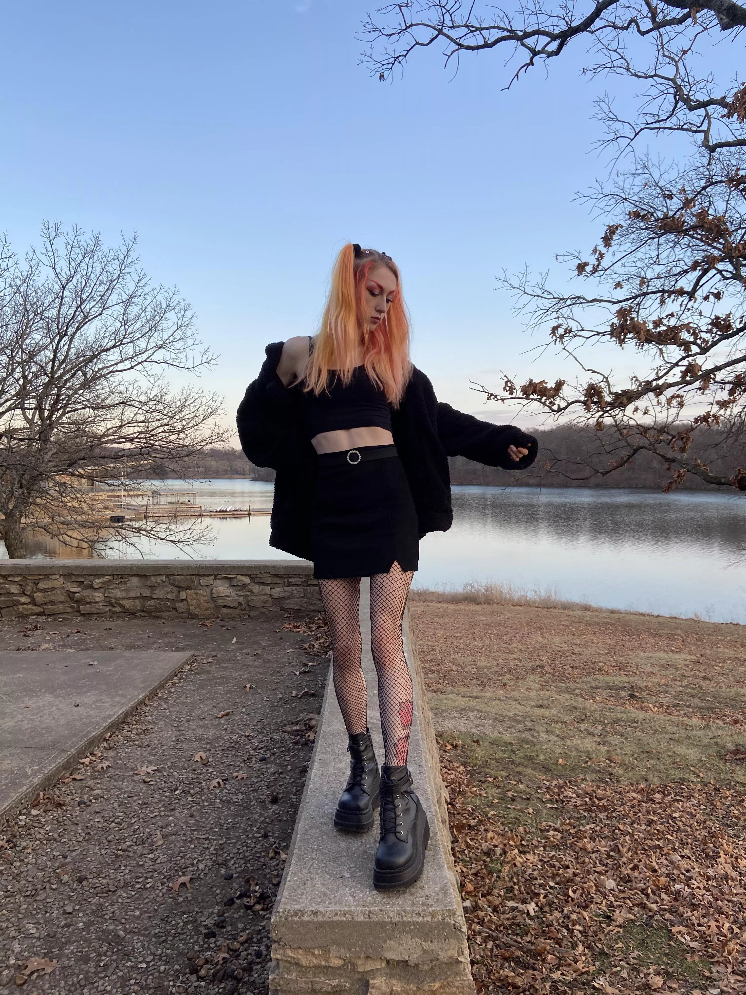 fishnets are for ripping 😈