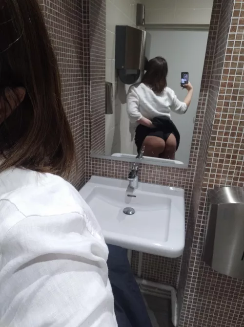 I love dresses. They give such an easy access to what matters.