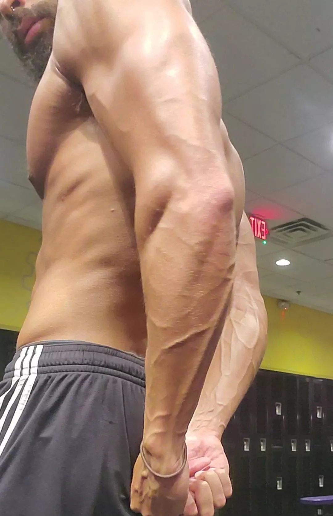 i wonder what would happen if i actually trained my forearms 😅