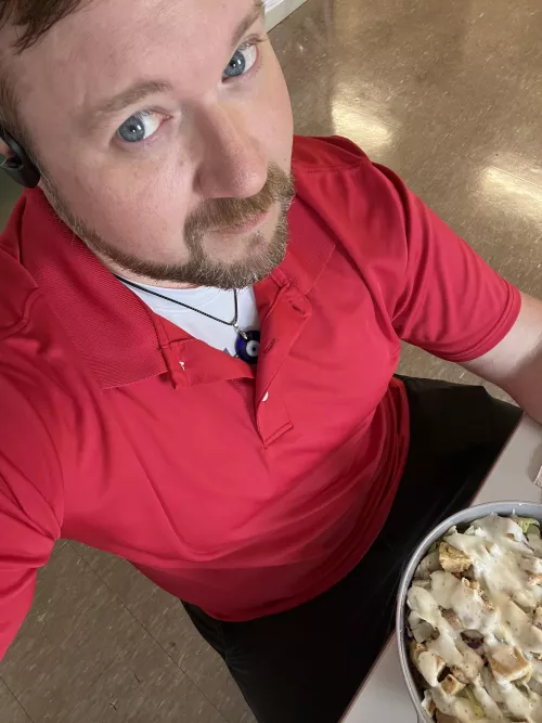 Lunch time! Huge grilled chicken salad 🤤