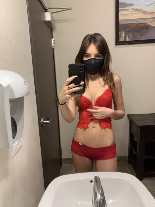 Shy work crush reveals the adorable red set she’s hiding for you.. 🎁💋