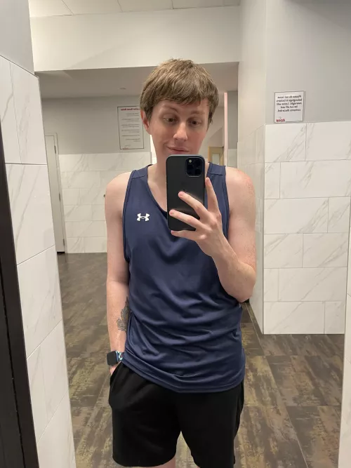 Stopping by and saying hey during my nightly gym session. Hope y’all are having a great night ❤️