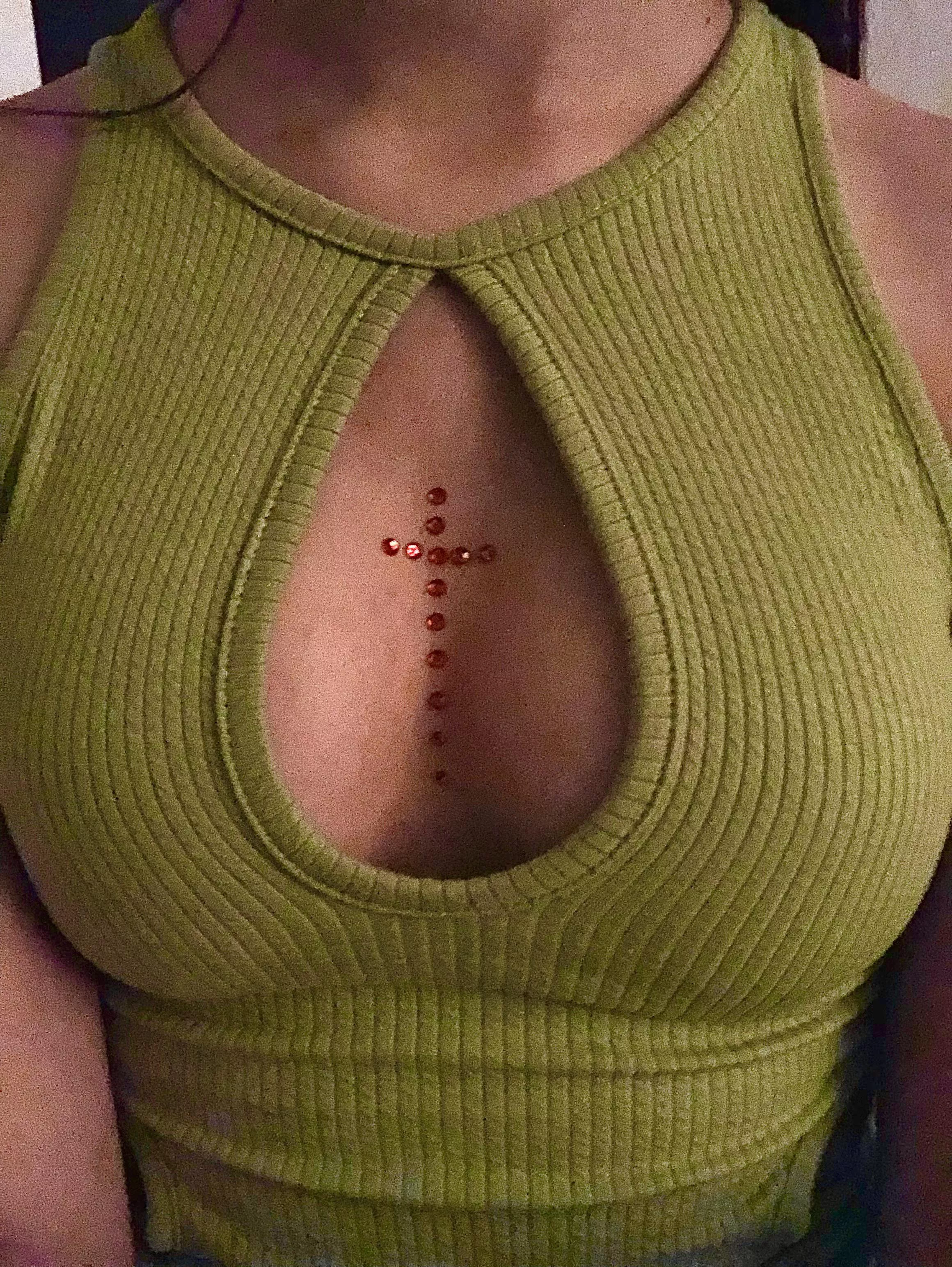 This italian girl is ALWAYS braless💚 Loving the dress tho, what do you think?