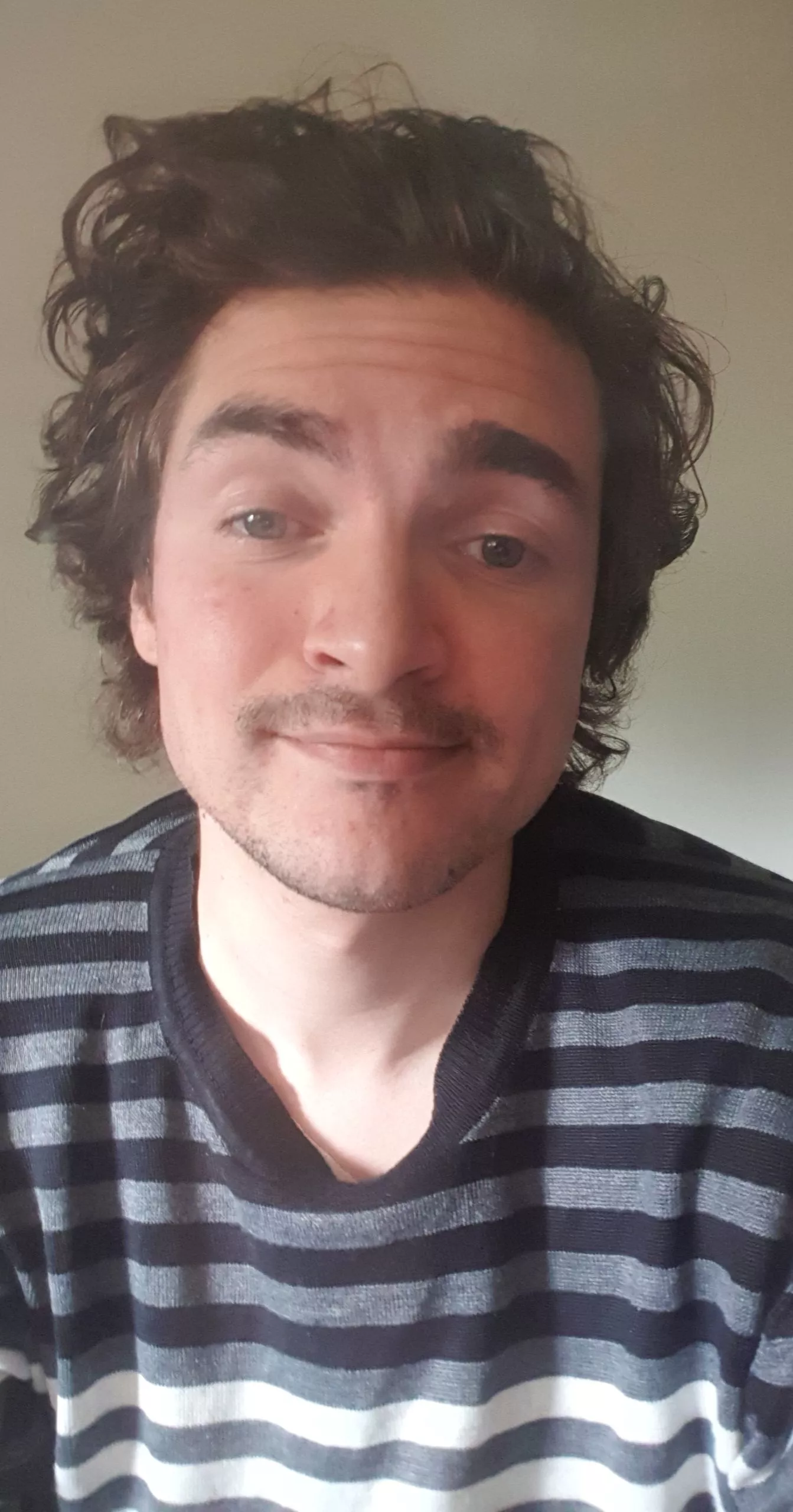 Call me a gay bro who needs to be gone to the hairdresser because at the moment, my hair's gone wild 😮‍💨