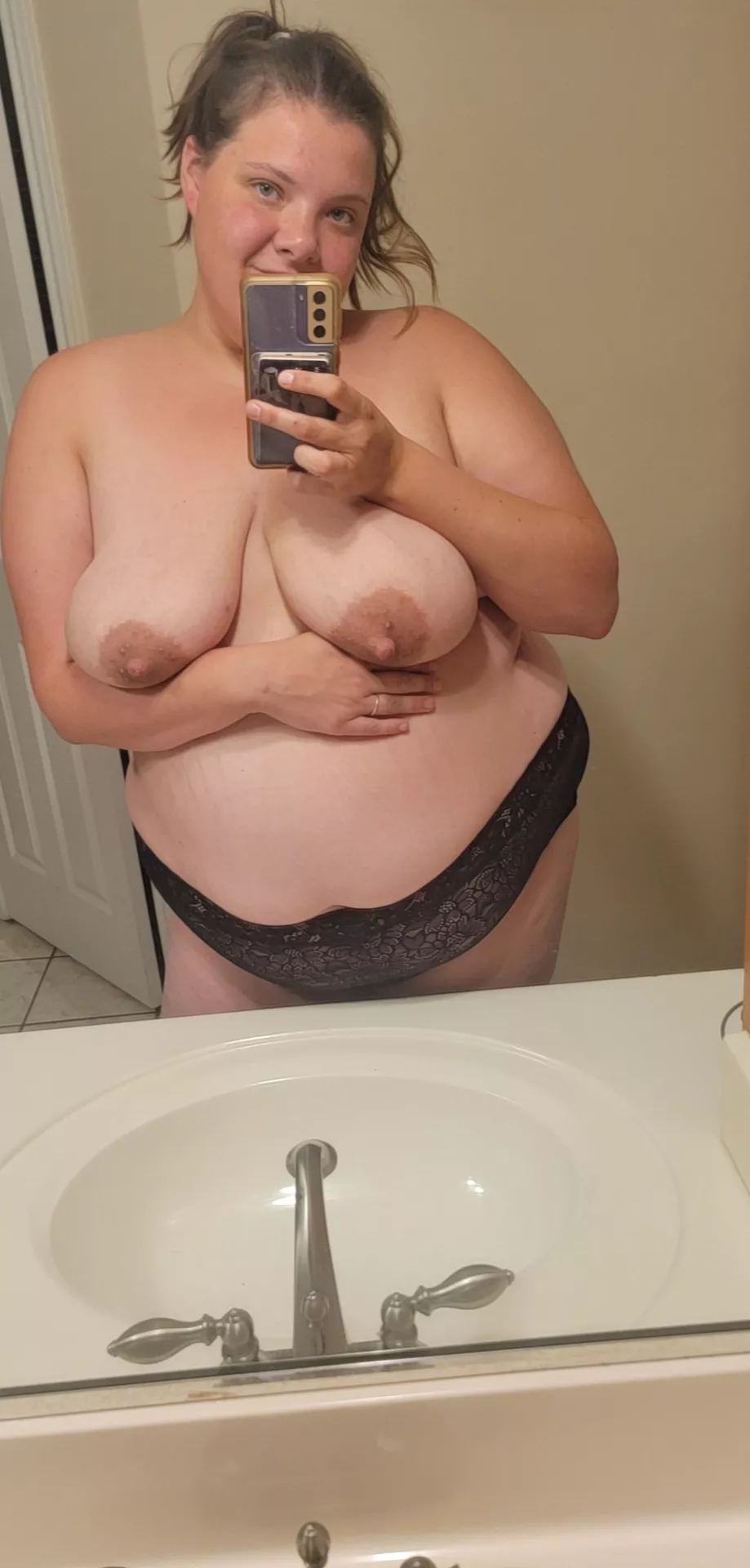 first post in this group! tell me how you want to welcome me!😜