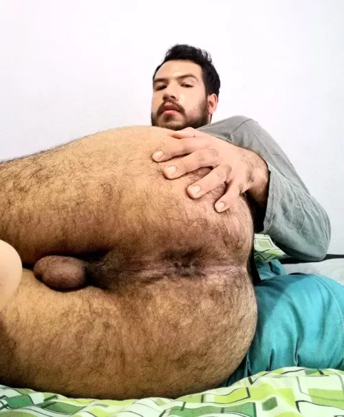 Give this hairy hole a kiss 😘