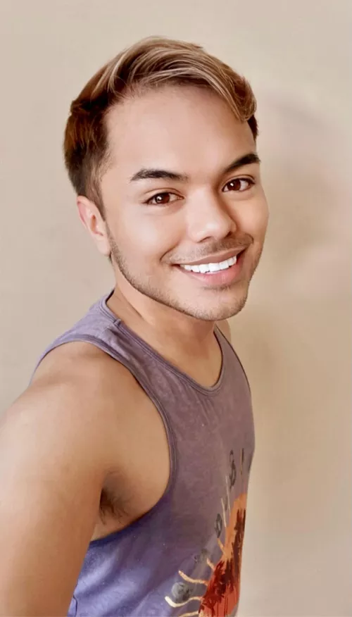 Happy af today because I just left my 9-5 job to work full-time for myself on a business I started a year ago! 🥳