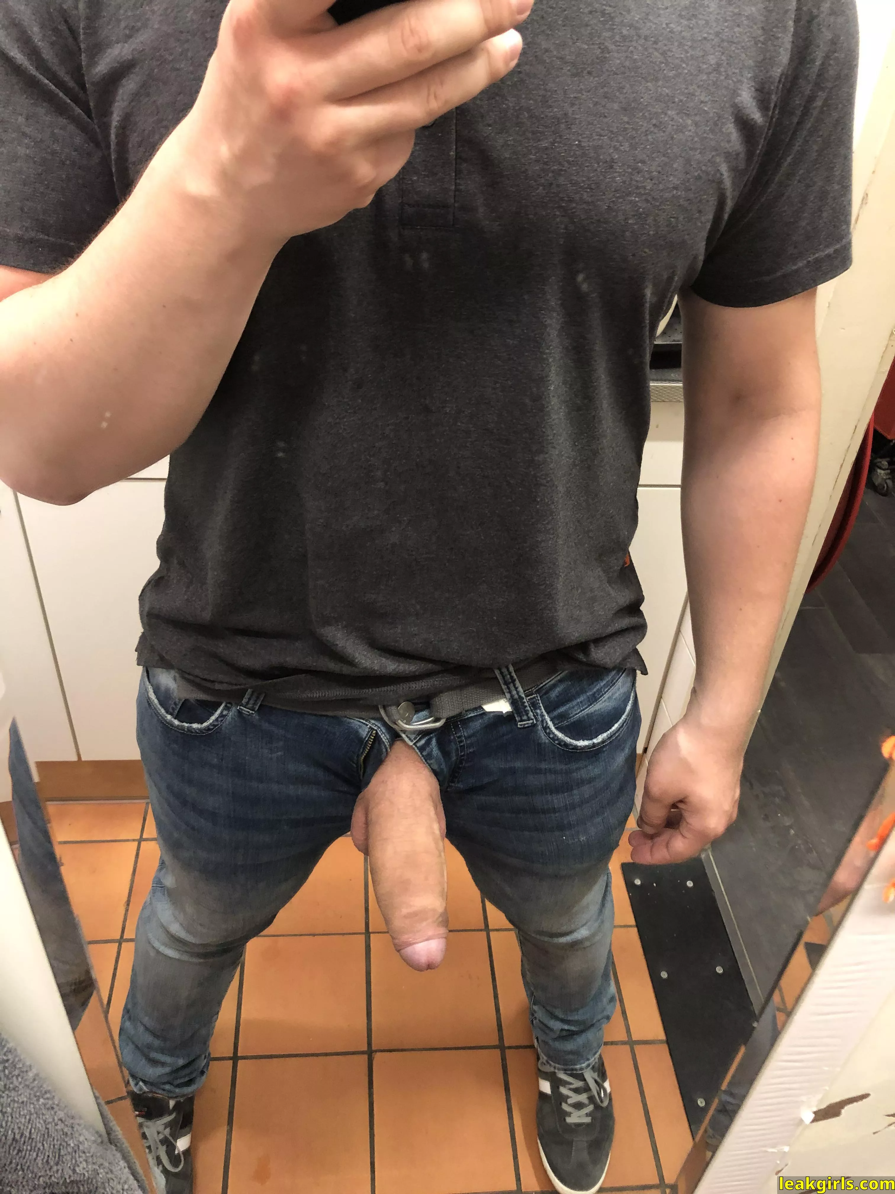 It’s way too hot at work, maybe I’ll just walk ariund like this…