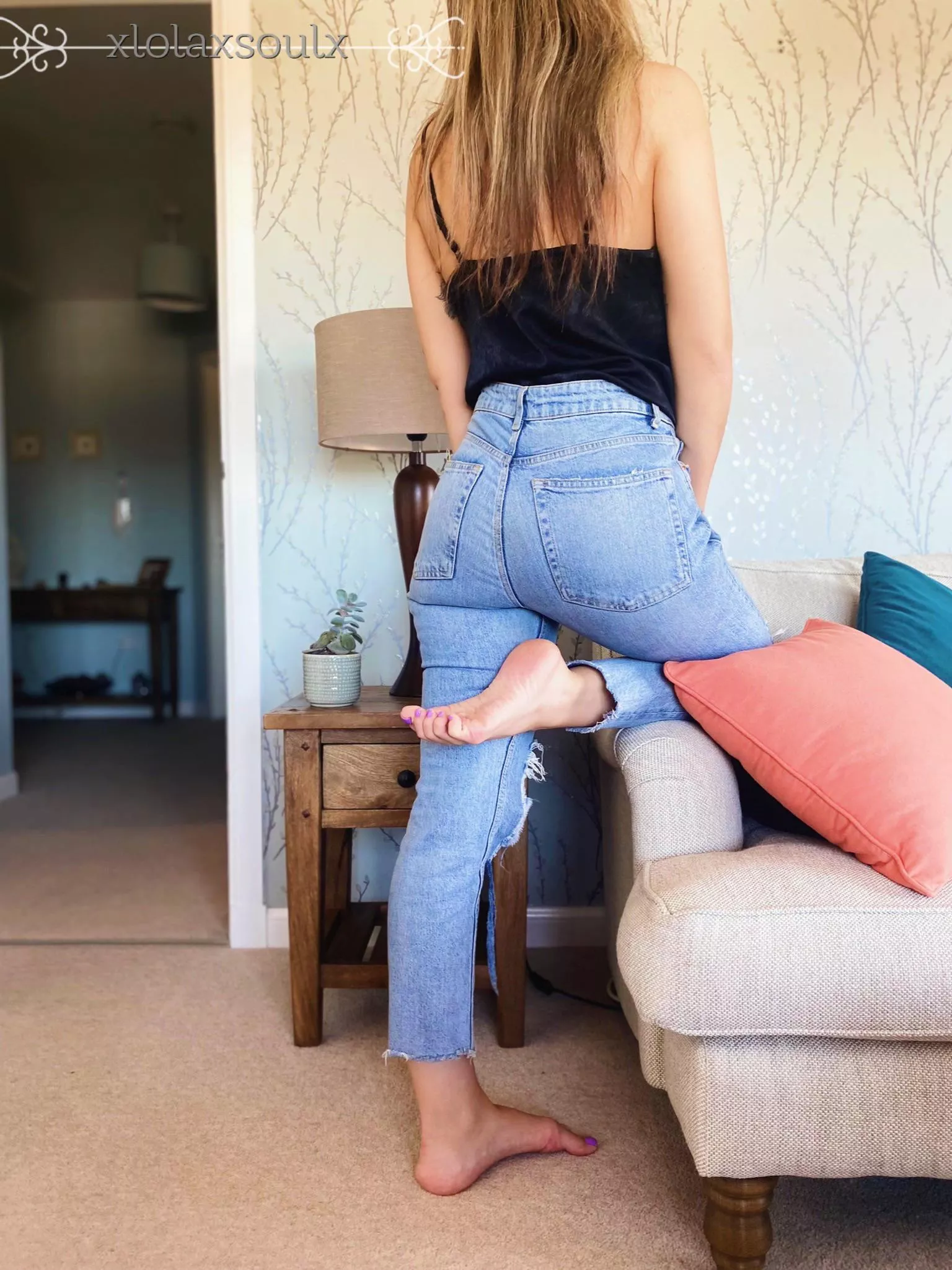Jeans & bare soles. Beautiful combo 😍