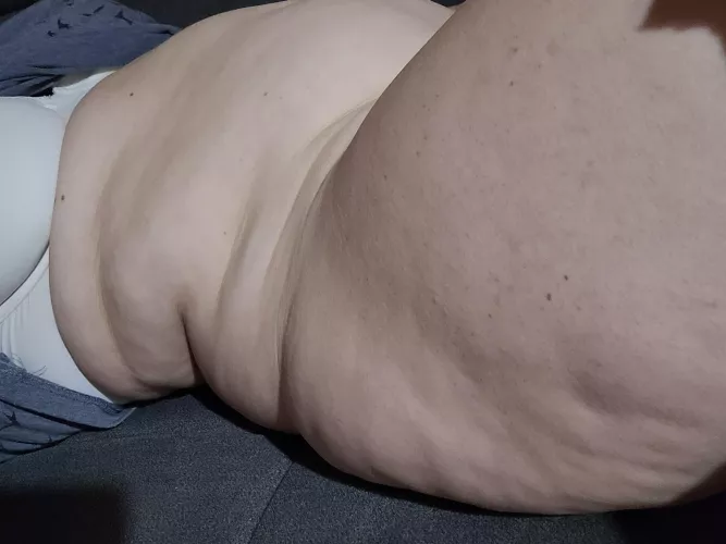 not only my belly is growing...my bottom is so huge 😍