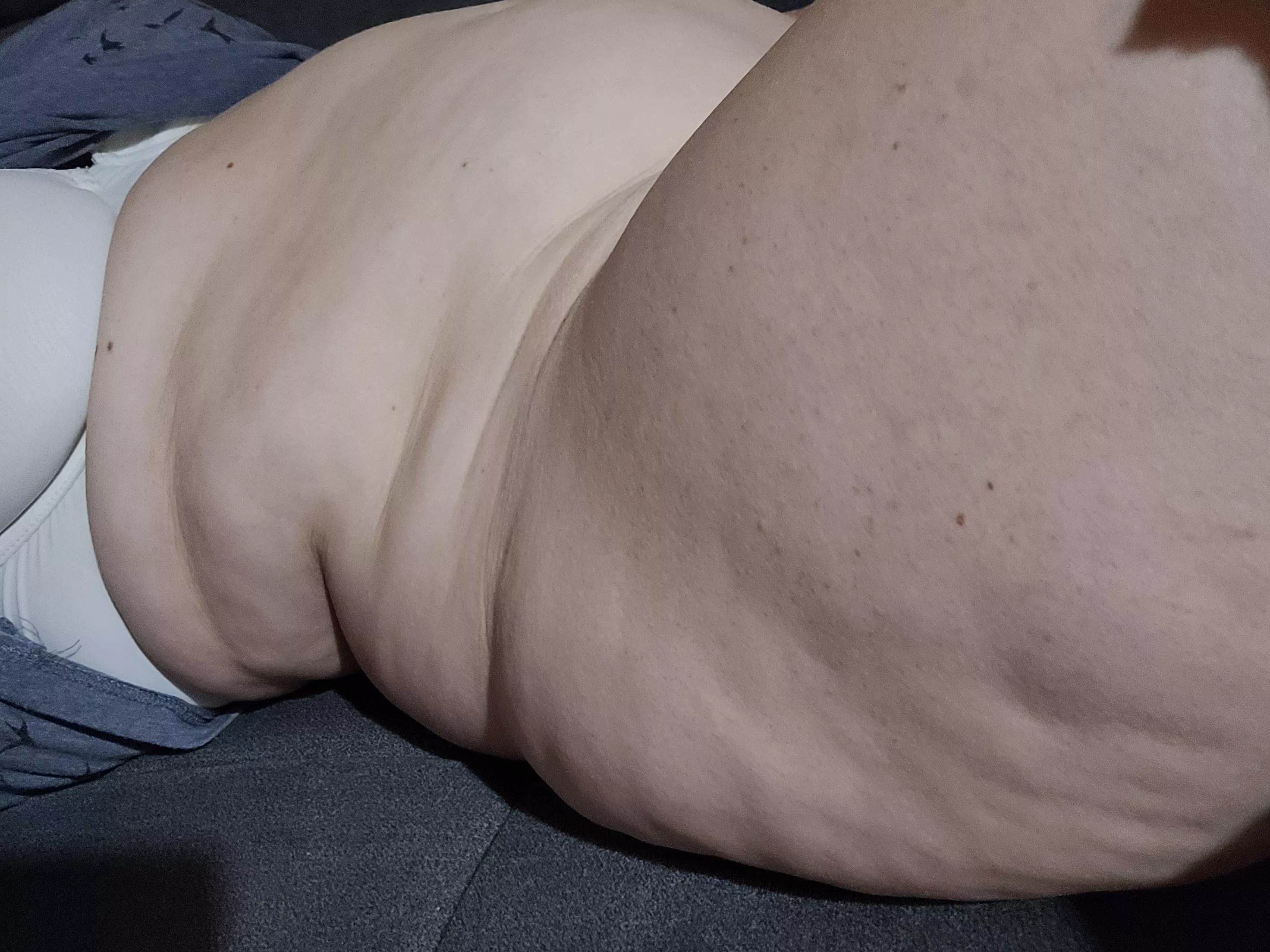 not only my belly is growing...my bottom is so huge 😍