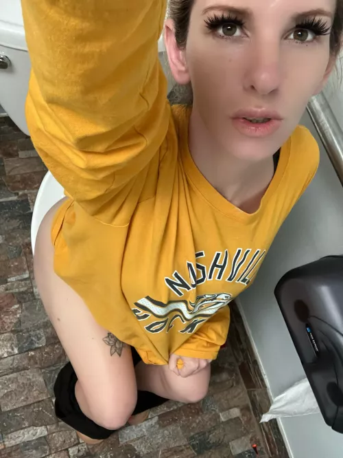 Public pics on the toilet are my favorite 😍