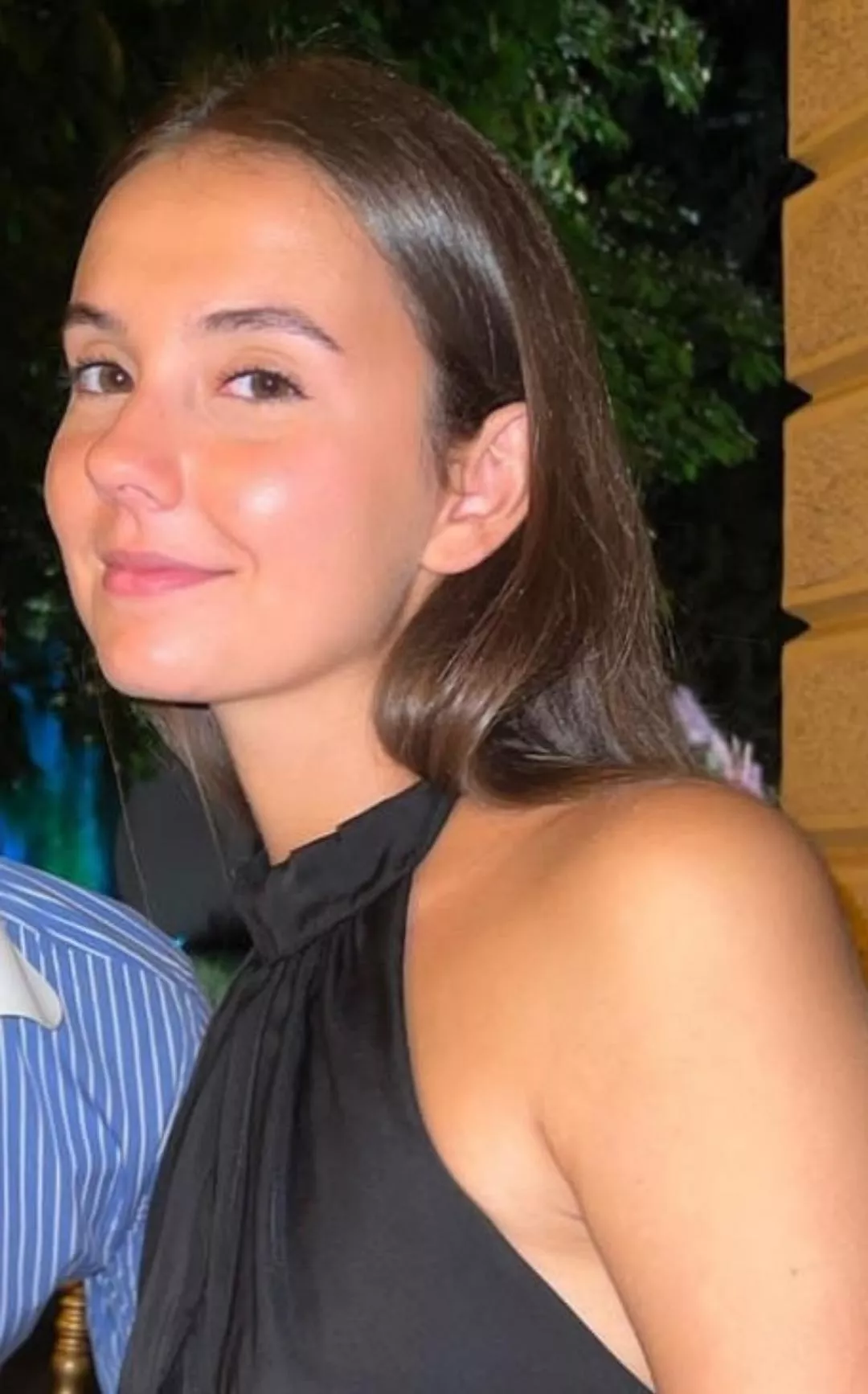 thumbs up if you would let her suck your balls