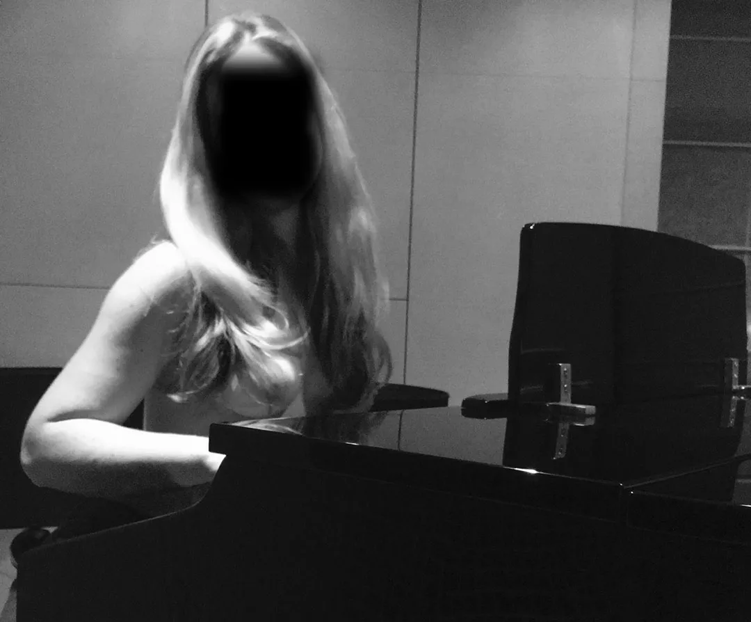 Who can both tickle the ivories and give oral at the same time? ;-)