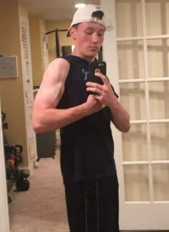 [22] Fit guys 18 to 35 hmu let's jerk off. Kik: Collin0770