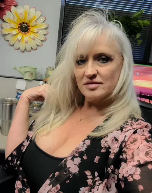 another day, working on the office alone...I need to be entertained.