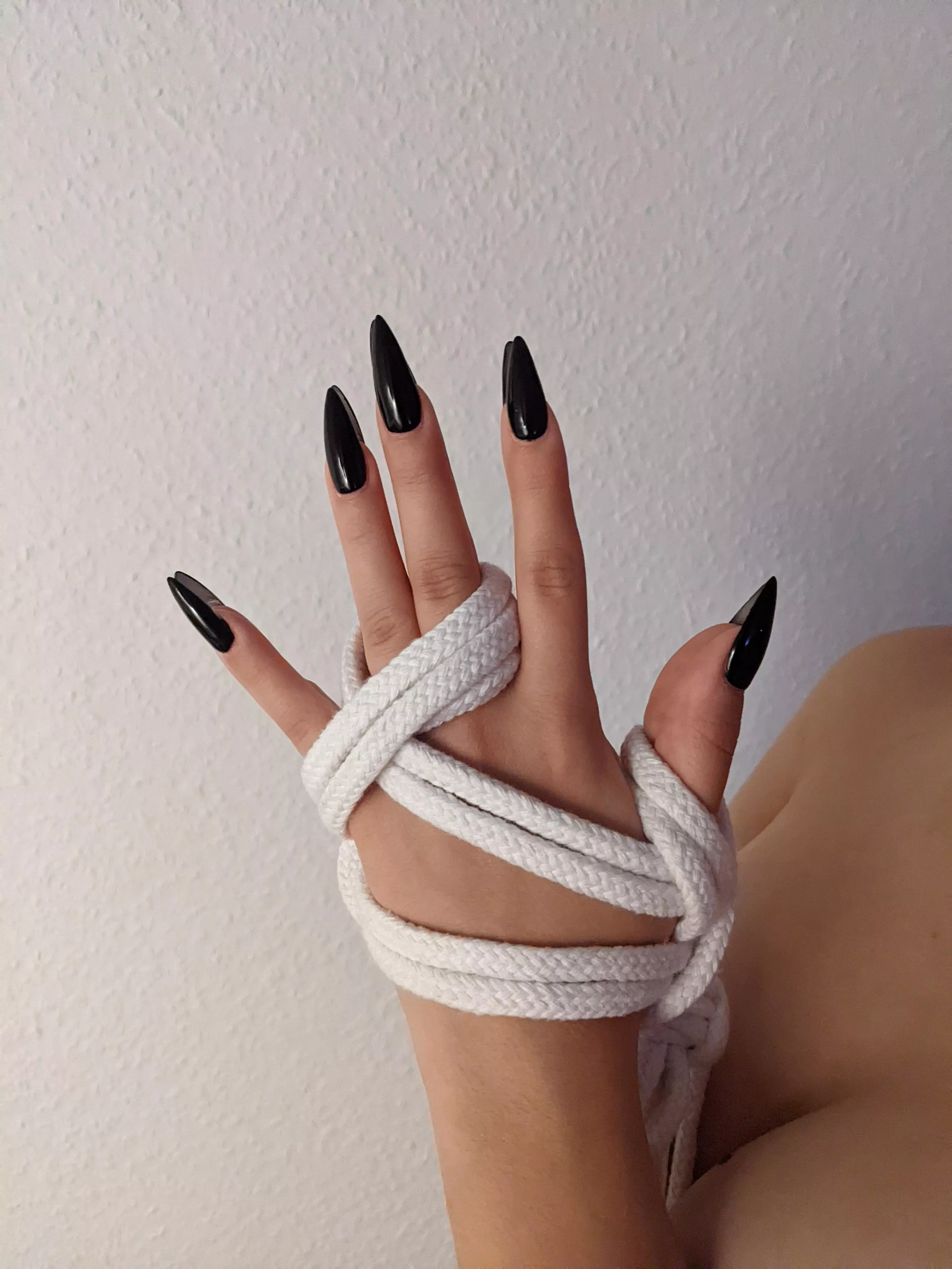 Claws, shibari and a little bit of boobs ;)